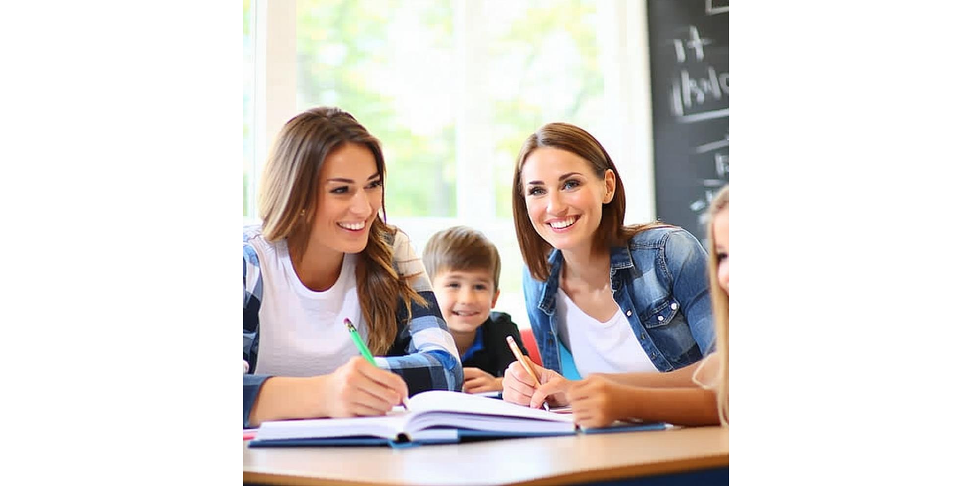 Salle de classe lumineuse avec étudiants et professeur de français souriant